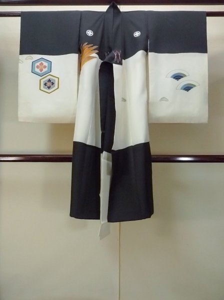画像2: P0123A 男性用 男の子用着物   シルク（正絹） 黒,  松/松葉 【中古】【USED】【リサイクル】 ★★★☆☆【P0123A】 (2)