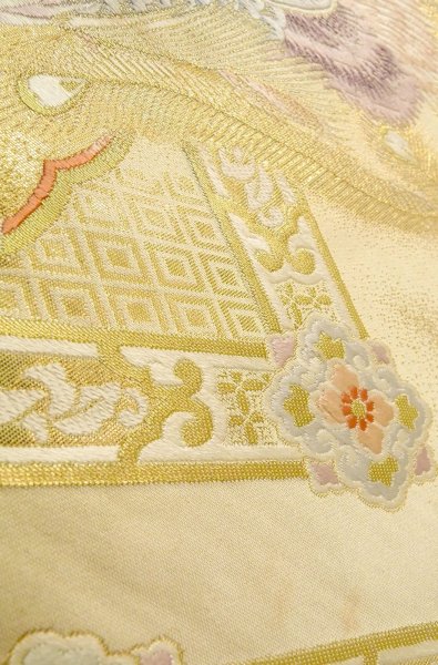 画像9: P0206A 袋帯 女性用着物 シルク（正絹）  光沢のある 金色 ぼたん 【中古】 【USED】 【リサイクル】 ★★★☆☆ (9)