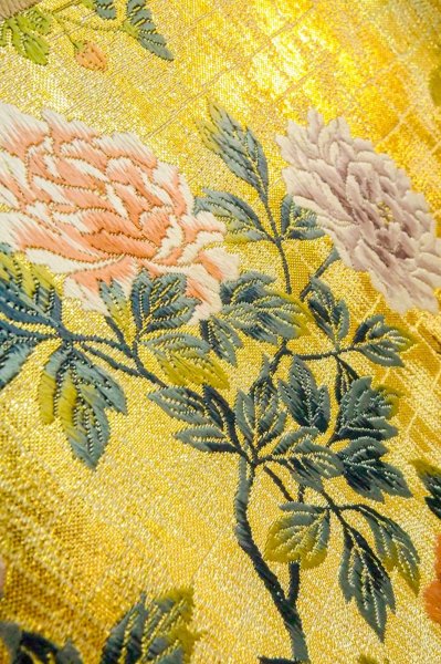 画像8: P0206F 袋帯 女性用着物 シルク（正絹）  光沢のある 金色 ぼたん 【中古】 【USED】 【リサイクル】 ★★★★☆ (8)