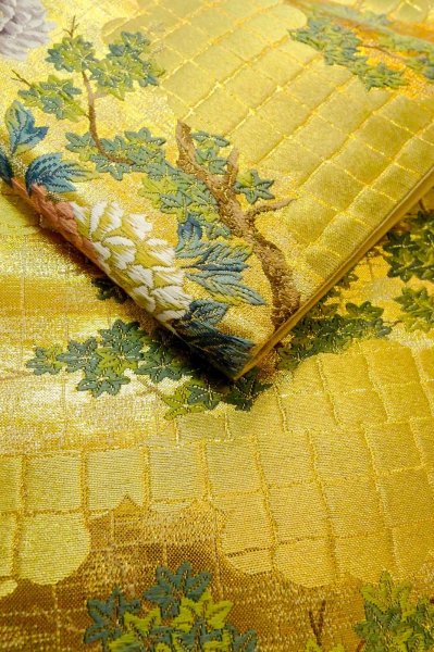 画像11: P0206F 袋帯 女性用着物 シルク（正絹）  光沢のある 金色 ぼたん 【中古】 【USED】 【リサイクル】 ★★★★☆ (11)