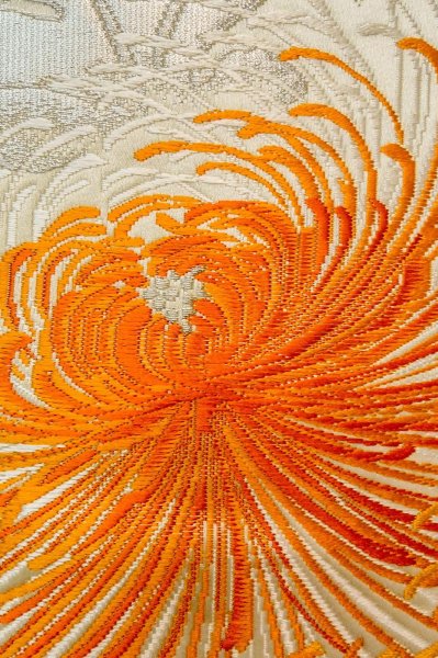 画像5: P0206H 袋帯 女性用着物 シルク（正絹）  光沢のある オフ　ホワイト 菊 【中古】 【USED】 【リサイクル】 ★★★★☆ (5)