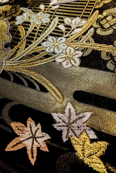 画像9: P0206R 袋帯 女性用着物 シルク（正絹）  光沢のある 黒 花 【中古】 【USED】 【リサイクル】 ★★★★☆ (9)