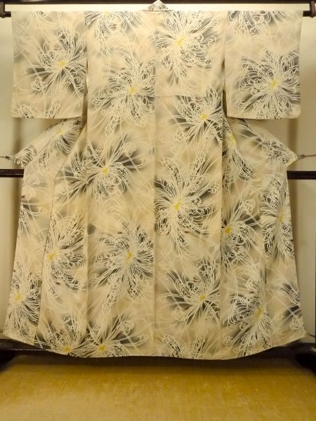 画像1: P0225C 女性用 小紋   シルク（正絹） 淡い灰色がかったマルチカラー,  菊 【中古】【USED】【リサイクル】 ★★☆☆☆【P0225C】 (1)