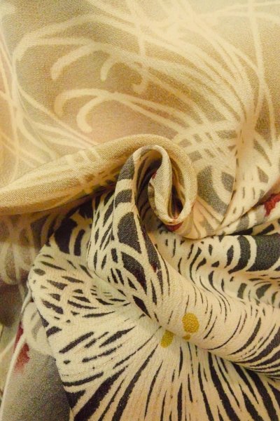 画像11: P0225C 女性用 小紋   シルク（正絹） 淡い灰色がかったマルチカラー,  菊 【中古】【USED】【リサイクル】 ★★☆☆☆【P0225C】 (11)