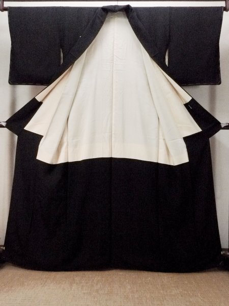 画像2: P0225L 女性用 紋付   シルク（正絹） 黒,  【中古】【USED】【リサイクル】 ★★★★★【P0225L】 (2)