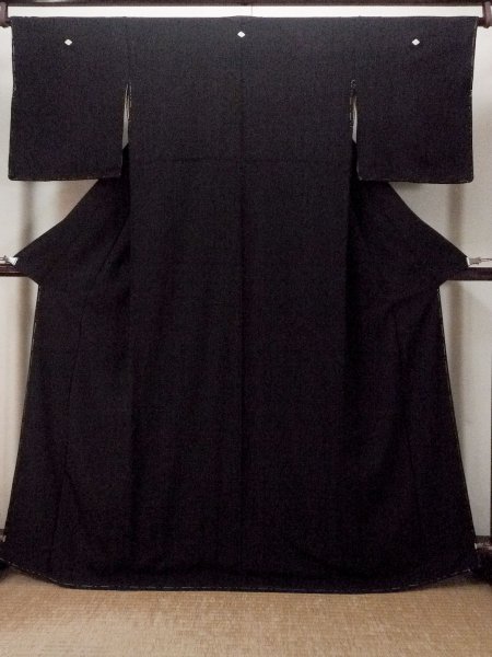 画像1: P0225M 女性用 紋付   シルク（正絹） 黒,  【中古】【USED】【リサイクル】 ★★★★★【P0225M】 (1)
