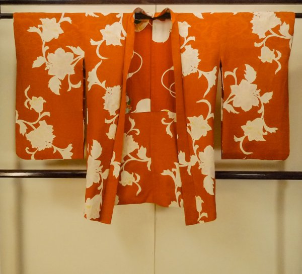 画像1: P0312N 女性用 羽織   シルク（正絹） 赤み橙色,  唐花 【中古】【USED】【リサイクル】 ★★☆☆☆【P0312N】 (1)