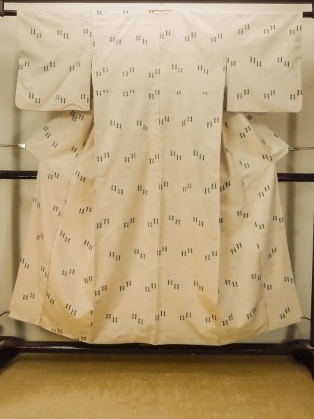 画像1: P0408D 女性用 紬   シルク（正絹） 薄いベージュ,  流水 【中古】【USED】【リサイクル】 ★★☆☆☆【P0408D】 (1)