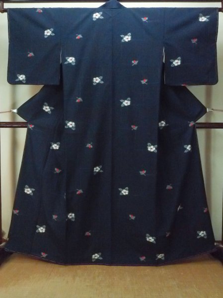 画像1: P0408T 女性用 紬   シルク（正絹） 深い紺,  椿 【中古】【USED】【リサイクル】 ★★★★★【P0408T】 (1)