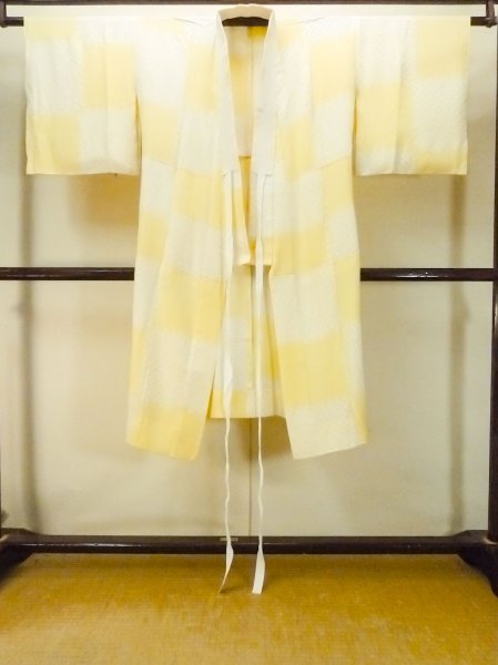 画像1: P0421G 女性用 襦袢   シルク（正絹） 淡い黄色,  四角 【中古】【USED】【リサイクル】 ★★☆☆☆【P0421G】 (1)