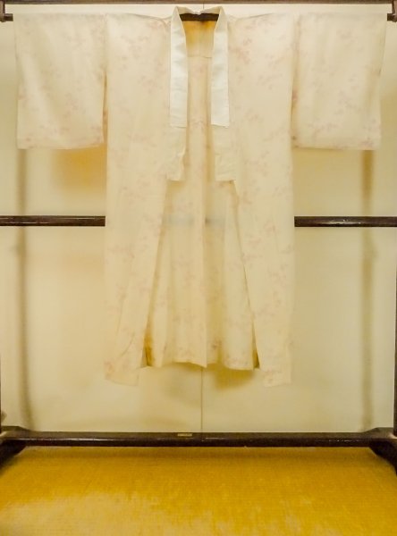 画像1: P0422C 女性用 襦袢   モスリン 薄いアイボリー,  梅 【中古】【USED】【リサイクル】 ★☆☆☆☆【P0422C】 (1)