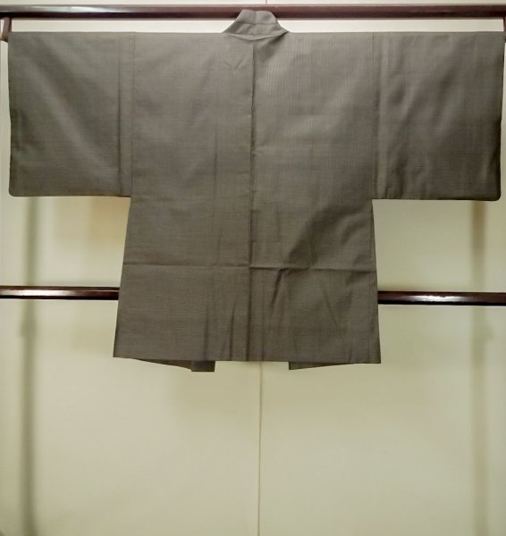 画像2: P0526J 男性用 羽織  大島紬  シルク（正絹） 茶色,  松/松葉 【中古】【USED】【リサイクル】 ★★★☆☆【P0526J】 (2)