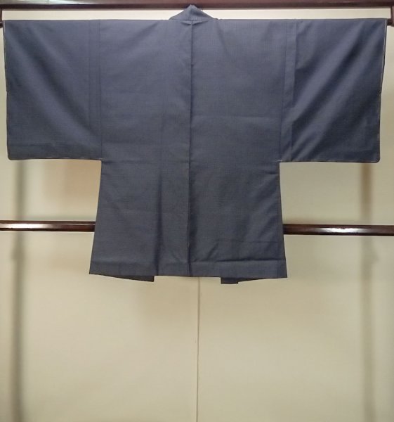 画像2: P0526N 男性用 羽織  大島紬  シルク（正絹） 深い青,  波 【中古】【USED】【リサイクル】 ★★★☆☆【P0526N】 (2)