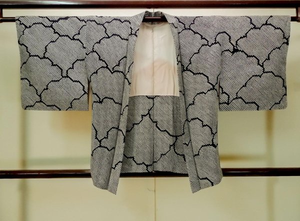 画像1: P0526T 女性用 羽織   シルク（正絹） 黒,  かのこ 【中古】【USED】【リサイクル】 ★★★★☆【P0526T】 (1)