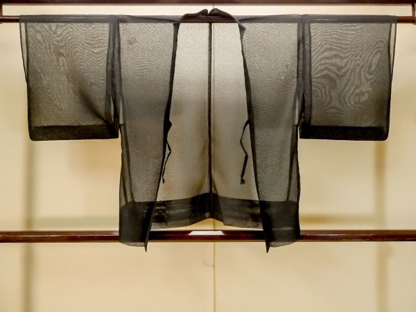 画像1: P0602W 女性用 羽織   シルク（正絹） 黒,  抽象的模様 【中古】【USED】【リサイクル】 ★★★★☆【P0602W】 (1)