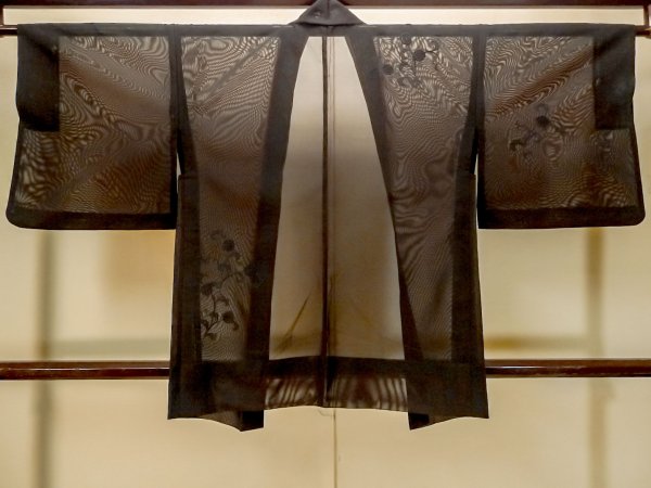 画像2: P0602Z 女性用 羽織   シルク（正絹） 黒,  花 【中古】【USED】【リサイクル】 ★★★☆☆【P0602Z】 (2)