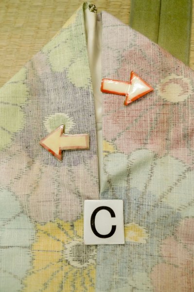 画像16: P0616I 女性用 紬   シルク（正絹） 淡いマルチカラー,  菊 【中古】【USED】【リサイクル】 ★★☆☆☆【P0616I】 (16)