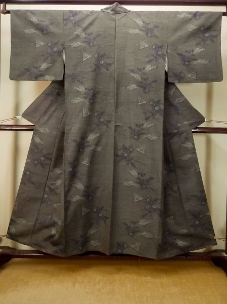 画像1: P0616N 女性用 紬  十日町紬  シルク（正絹） 深い灰色,  花 【中古】【USED】【リサイクル】 ★★★★☆【P0616N】 (1)