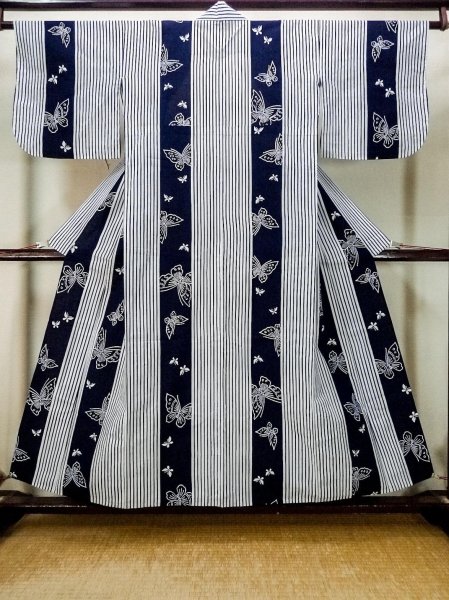 画像1: P0616Z 女性用 浴衣（日本製）   綿 藍,  蝶々 【中古】【USED】【リサイクル】 ★★★☆☆【P0616Z】 (1)