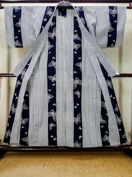 画像2: P0616Z 女性用 浴衣（日本製）   綿 藍,  蝶々 【中古】【USED】【リサイクル】 ★★★☆☆【P0616Z】 (2)