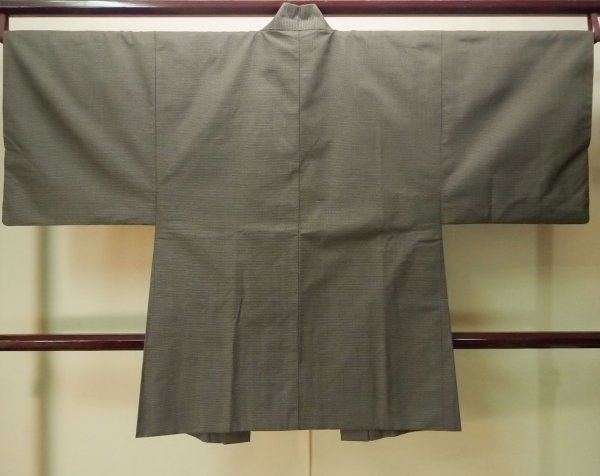 画像2: P0708A 男性用 羽織   シルク（正絹） 深い茶色み灰色,  亀甲 【中古】【USED】【リサイクル】 ★★☆☆☆【P0708A】 (2)