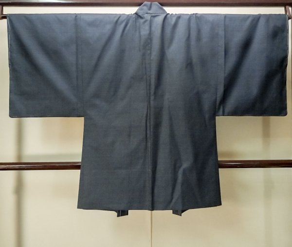 画像2: P0708K 男性用 羽織  大島紬  シルク（正絹） 深い紺,  亀甲 【中古】【USED】【リサイクル】 ★★★★★【P0708K】 (2)