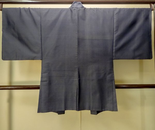 画像2: P0708L 男性用 羽織   シルク（正絹） 深い紺,  幾何学模様 【中古】【USED】【リサイクル】 ★★★★☆【P0708L】 (2)