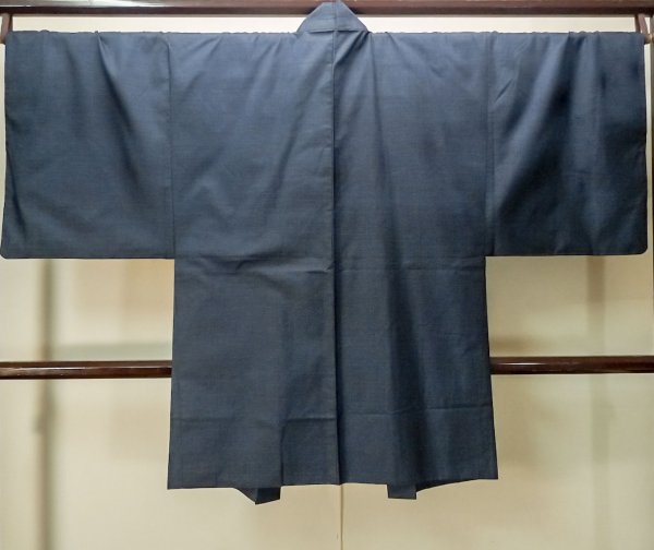 画像2: P0708M 男性用 羽織  大島紬  シルク（正絹） 深い紺,  亀甲 【中古】【USED】【リサイクル】 ★★★★☆【P0708M】 (2)