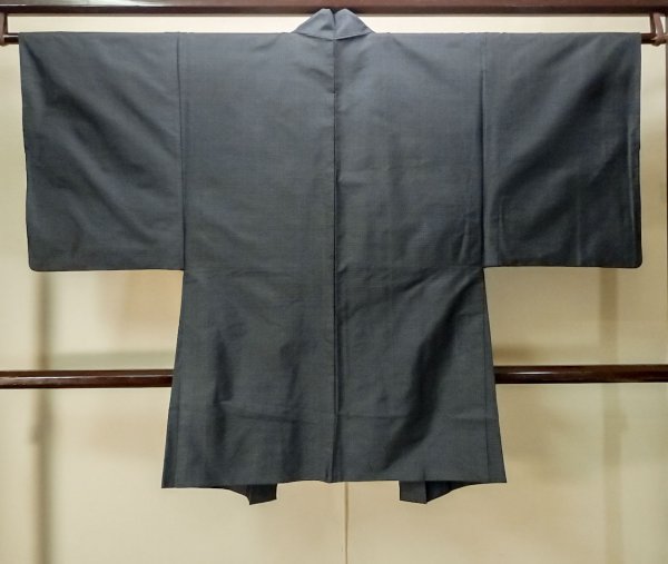 画像2: P0708N 男性用 羽織  大島紬  シルク（正絹） 深い紺,  亀甲 【中古】【USED】【リサイクル】 ★★★☆☆【P0708N】 (2)