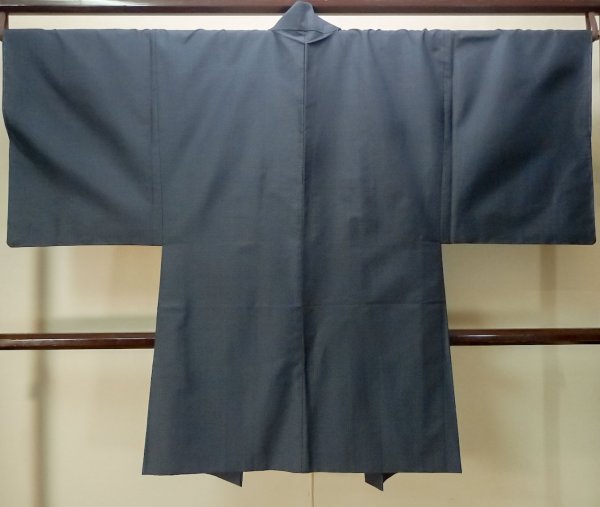 画像2: P0708O 男性用 羽織  大島紬  シルク（正絹） 深い藍,  幾何学模様 【中古】【USED】【リサイクル】 ★★★☆☆【P0708O】 (2)