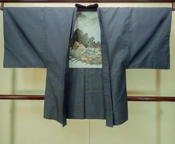 画像1: P0708Y 男性用 羽織  大島紬  シルク（正絹） 深い紺,  幾何学模様 【中古】【USED】【リサイクル】 ★★★★☆【P0708Y】 (1)