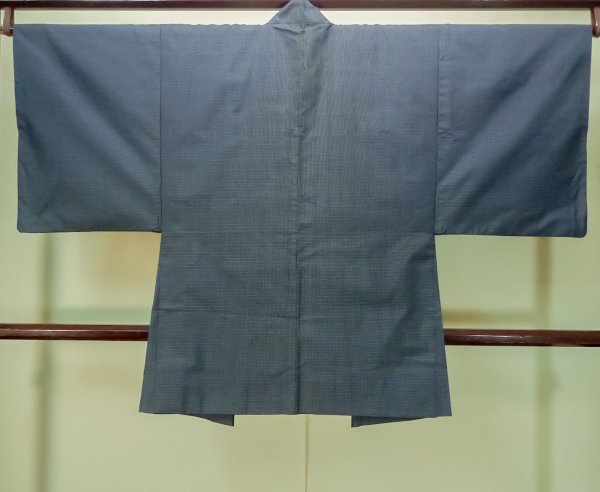 画像2: P0708Y 男性用 羽織  大島紬  シルク（正絹） 深い紺,  幾何学模様 【中古】【USED】【リサイクル】 ★★★★☆【P0708Y】 (2)