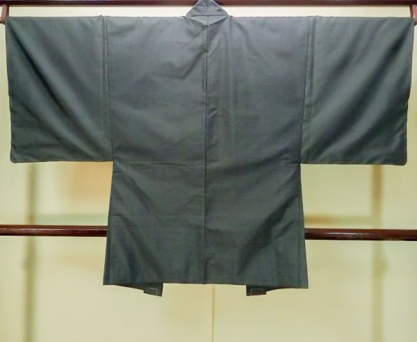 画像2: P0709A 男性用 羽織  大島紬  シルク（正絹） 深い紺,  亀甲 【中古】【USED】【リサイクル】 ★★★★★【P0709A】 (2)