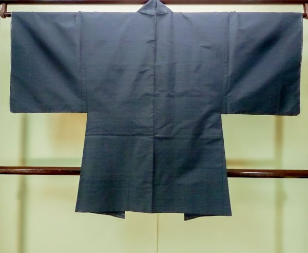 画像2: P0709B 男性用 羽織  大島紬  シルク（正絹） 深い紺,  幾何学模様 【中古】【USED】【リサイクル】 ★★★★★【P0709B】 (2)