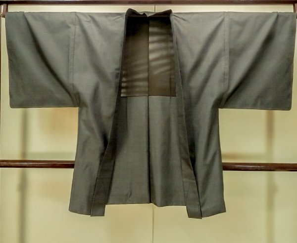 画像1: P0709D 男性用 羽織  大島紬  シルク（正絹） 深い茶色,  亀甲 【中古】【USED】【リサイクル】 ★★★★☆【P0709D】 (1)