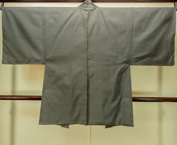 画像2: P0709D 男性用 羽織  大島紬  シルク（正絹） 深い茶色,  亀甲 【中古】【USED】【リサイクル】 ★★★★☆【P0709D】 (2)