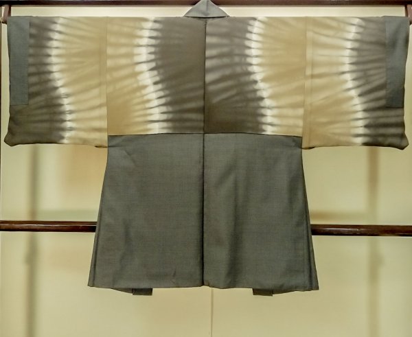 画像3: P0709D 男性用 羽織  大島紬  シルク（正絹） 深い茶色,  亀甲 【中古】【USED】【リサイクル】 ★★★★☆【P0709D】 (3)