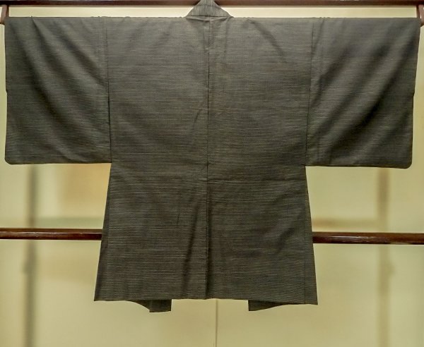 画像2: P0709E 男性用 羽織   シルク（正絹） 深い茶色,  小さな点々 【中古】【USED】【リサイクル】 ★★★☆☆【P0709E】 (2)