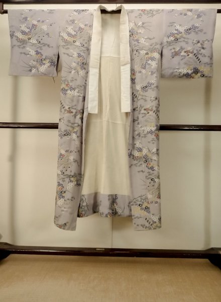 画像1: P0731S 女性用 襦袢   シルク（正絹） 淡い灰色がかった藤色,  菊 【中古】【USED】【リサイクル】 ★☆☆☆☆【P0731S】 (1)