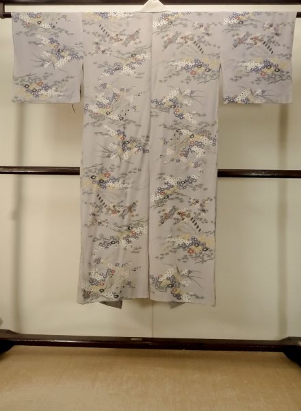 画像2: P0731S 女性用 襦袢   シルク（正絹） 淡い灰色がかった藤色,  菊 【中古】【USED】【リサイクル】 ★☆☆☆☆【P0731S】 (2)