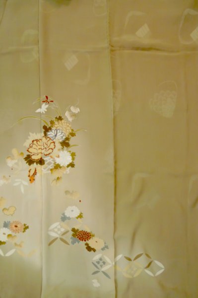 画像3: P0731V 女性用 留袖   シルク（正絹） 淡い茶色,  ぼたん 【中古】【USED】【リサイクル】 ★★★☆☆【P0731V】 (3)