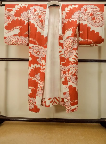 画像1: P0731Z 女性用 襦袢   シルク（正絹） 薄いアイボリー,  松/松葉 【中古】【USED】【リサイクル】 ★★☆☆☆【P0731Z】 (1)