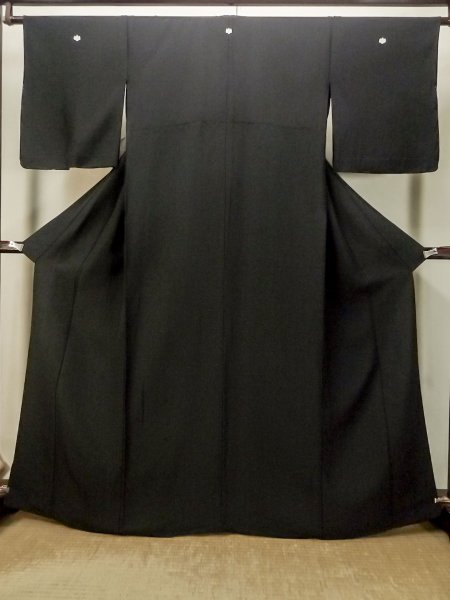 画像1: P0818T 女性用 紋付   シルク（正絹） 黒,  【中古】【USED】【リサイクル】 ★★★★☆【P0818T】 (1)