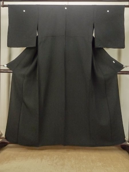 画像1: P0819D 女性用 紋付   シルク（正絹） 黒,  【中古】【USED】【リサイクル】 ★★★★☆【P0819D】 (1)