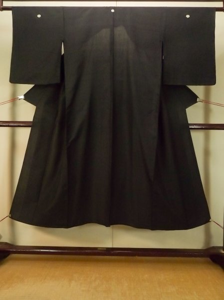 画像1: P0902A 女性用 紋付   シルク（正絹） 黒,  【中古】【USED】【リサイクル】 ★☆☆☆☆【P0902A】 (1)