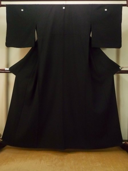 画像1: P0902B 女性用 紋付   シルク（正絹） 黒,  【中古】【USED】【リサイクル】 ★★★★☆【P0902B】 (1)