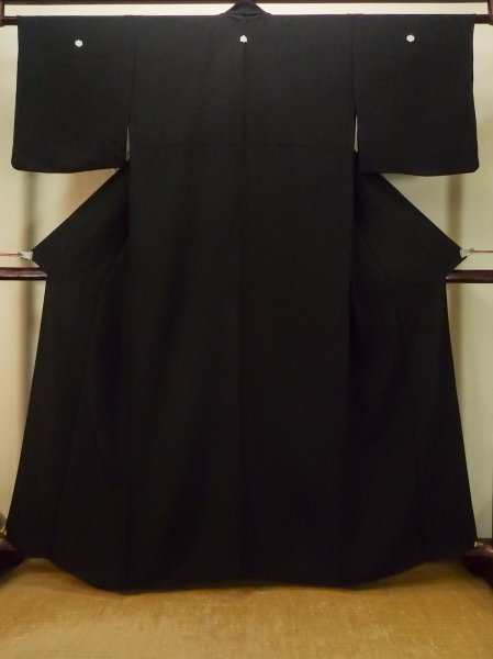 画像1: P0902C 女性用 紋付   シルク（正絹） 黒,  【中古】【USED】【リサイクル】 ★★★★☆【P0902C】 (1)