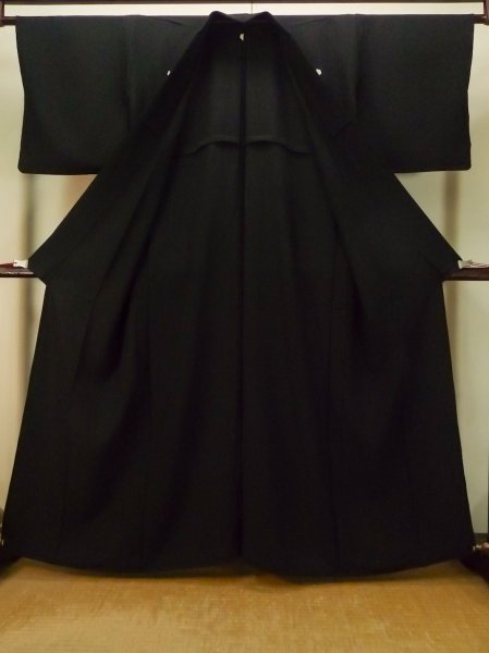画像2: P0902C 女性用 紋付   シルク（正絹） 黒,  【中古】【USED】【リサイクル】 ★★★★☆【P0902C】 (2)