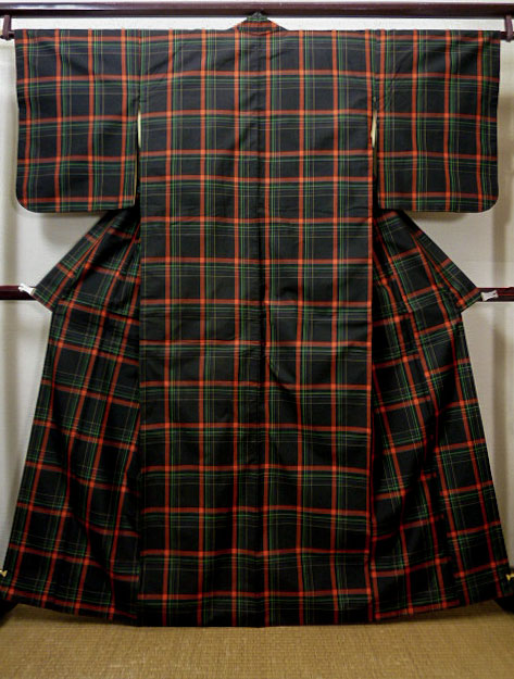 G0925k 大島紬 女性用着物 シルク 正絹 黒 チェック柄 中古