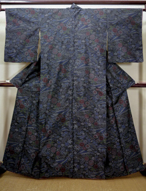 I0713D 大島紬 女性用着物 横総絣 シルク（正絹） 黒, 花 【中古 